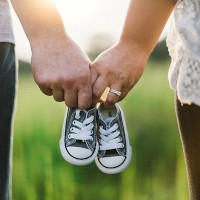 couple tenant une paire de chaussures pour bébé